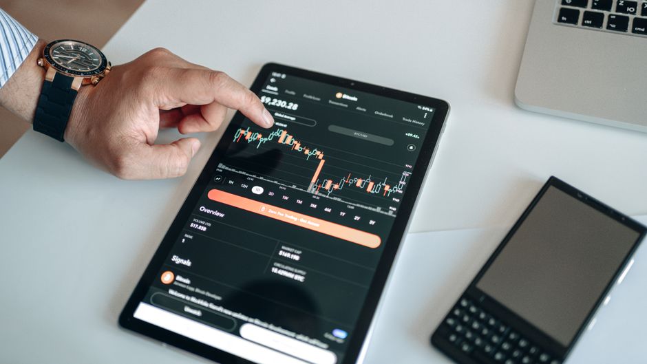 Profissional de marketing analisando um dashboard com métricas de campanha e sugestões de otimização geradas por IA.