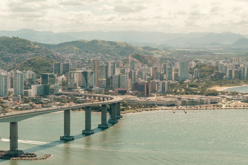 Grupo de profissionais de marketing em uma reunião, discutindo estratégias em um quadro branco