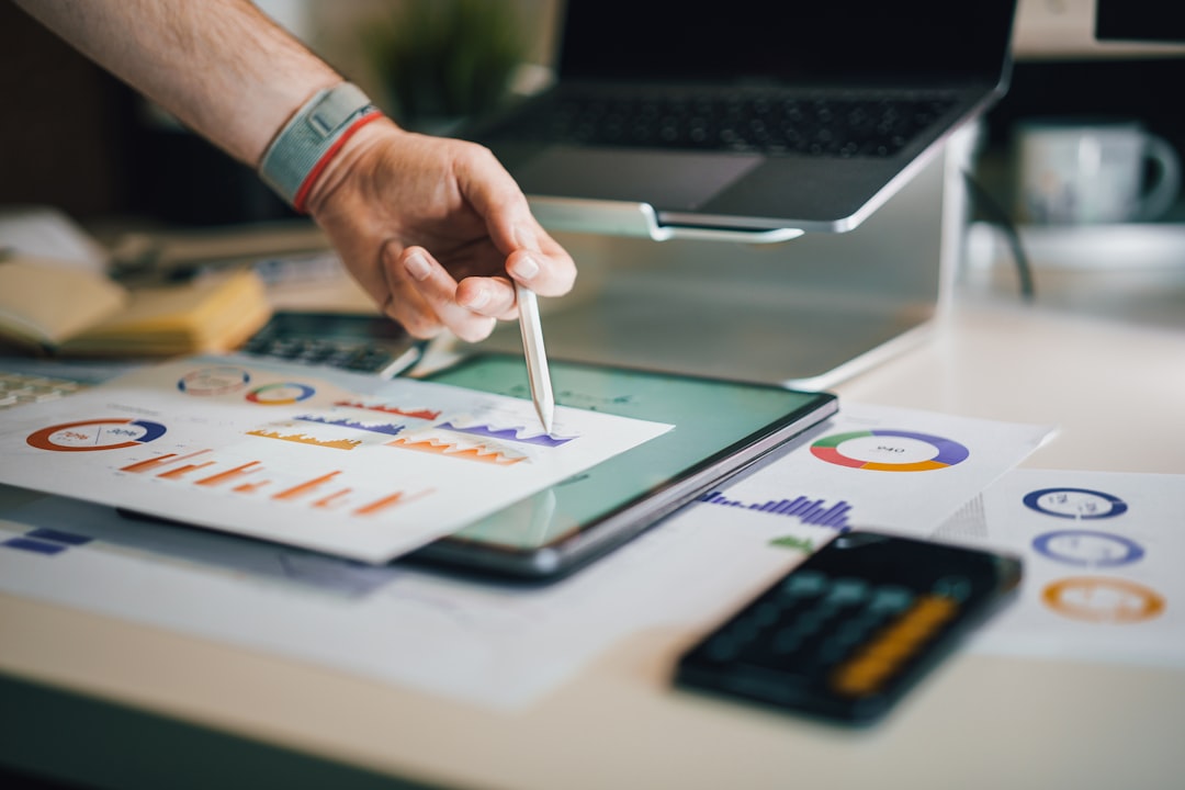 equipe analisando graficos e metricas de campanha