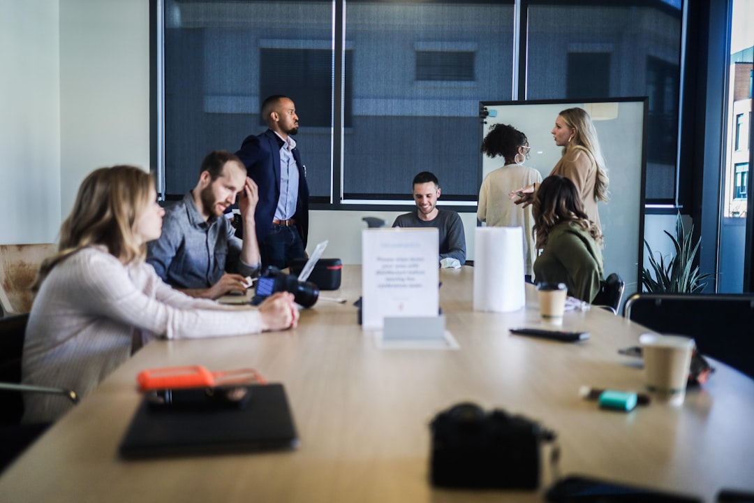 profissionais conversando em reuniao de negocios