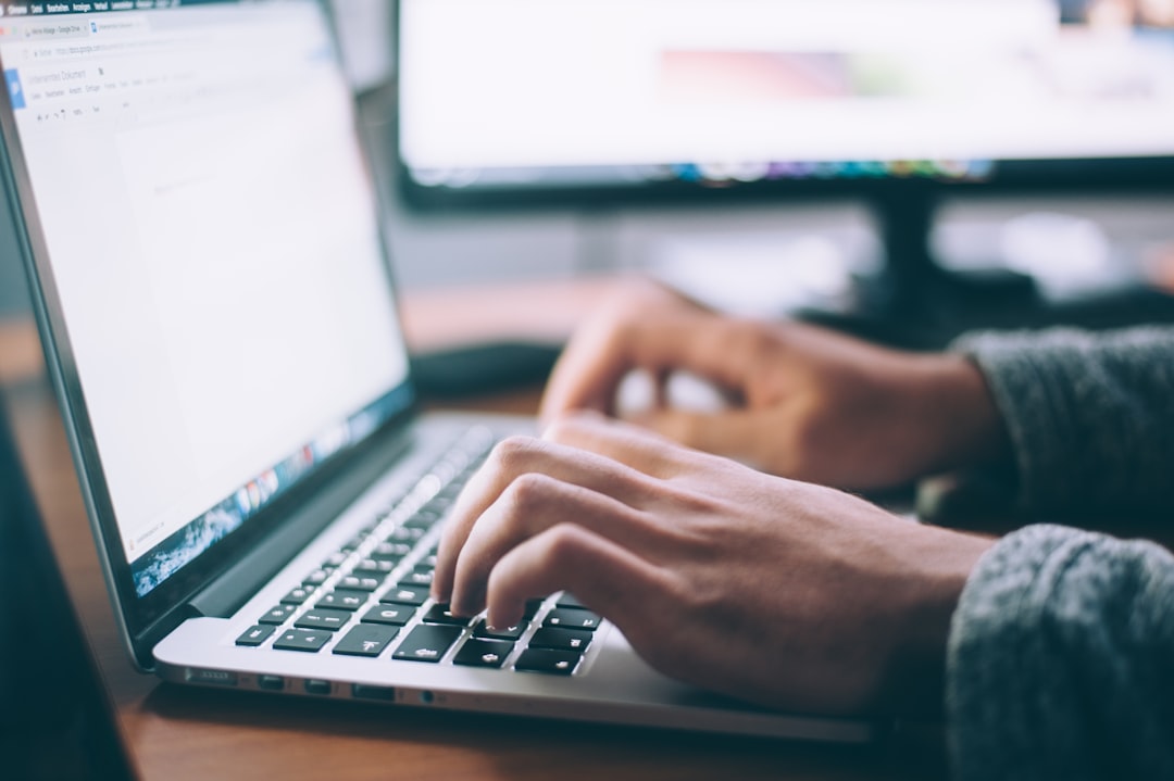 profissional trabalhando com computador e dados
