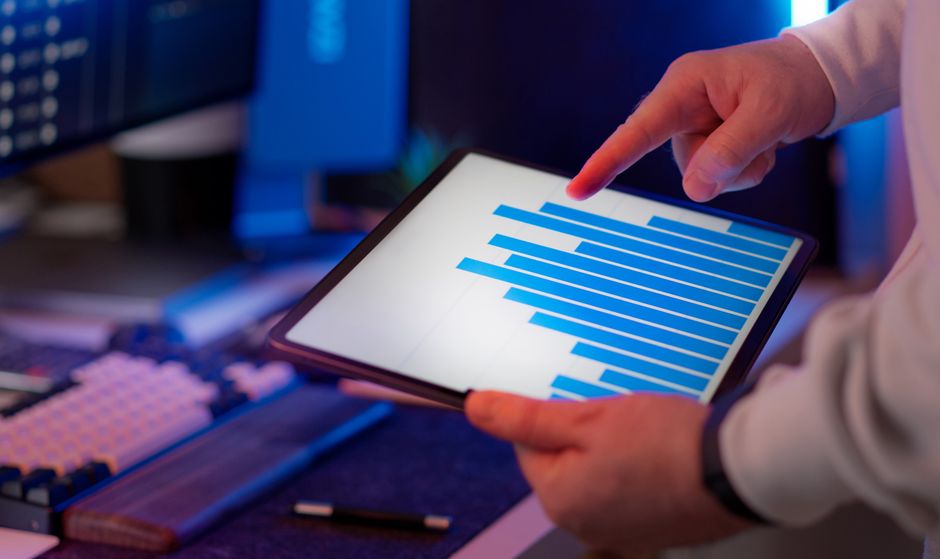 Gráfico de barras mostrando o crescimento de ROI com setas para cima em um tablet