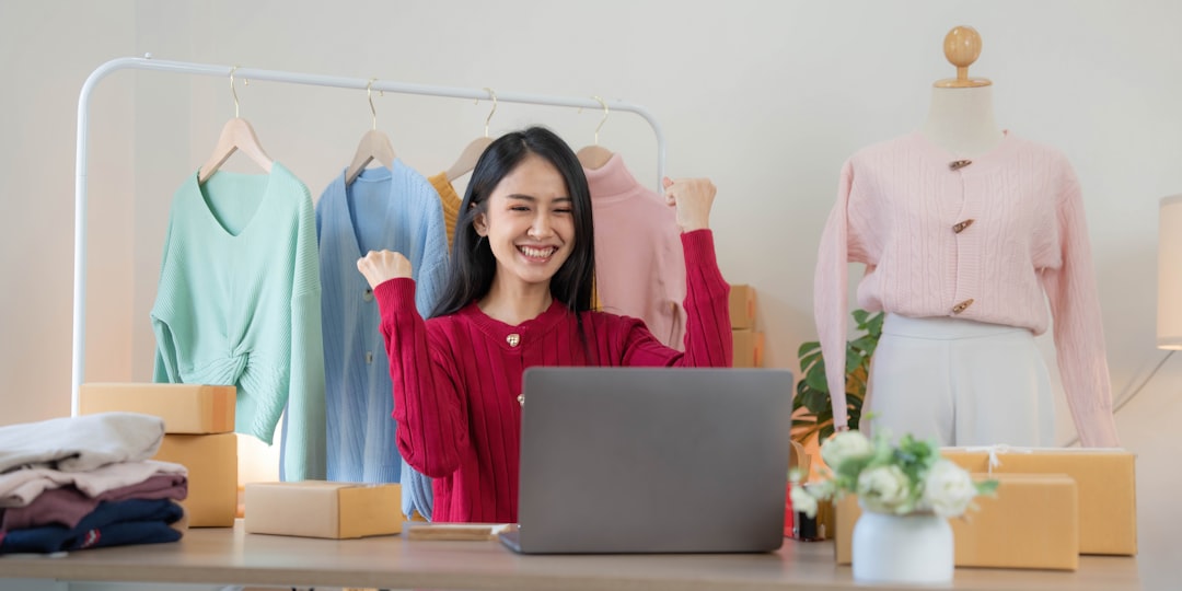 atendente de loja virtual embalando pedido para entrega