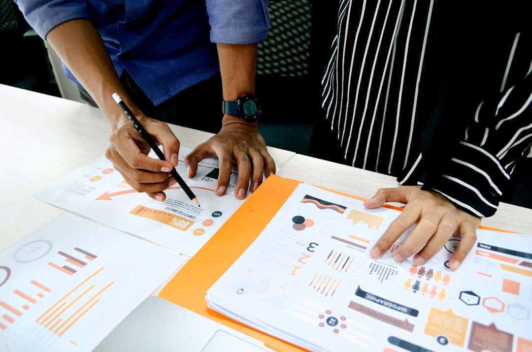 equipe analisando grafico de resultados em reuniao