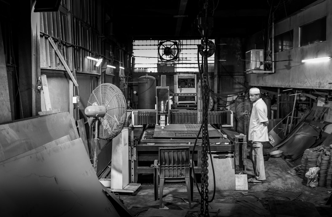 operarios trabalhando em fabrica de metalurgica