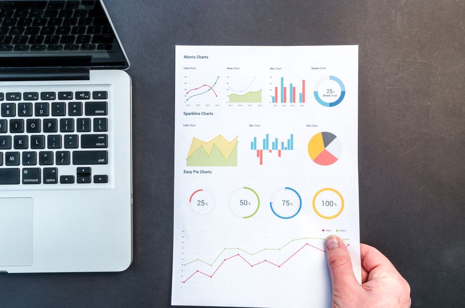 Pessoa digitando em um laptop com gráficos de crescimento no fundo, simbolizando resultados de SEO